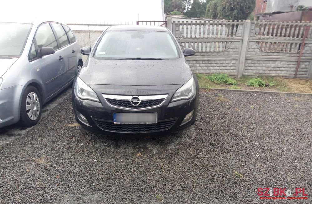 2010' Opel Astra photo #2