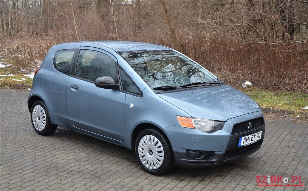 2009' Mitsubishi Colt photo #3