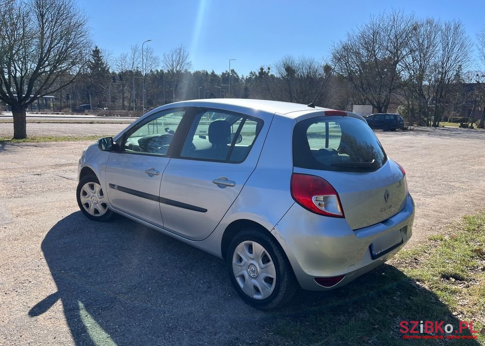 2010' Renault Clio photo #4