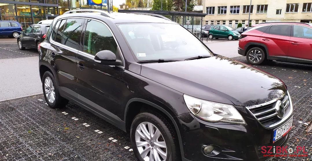 2011' Volkswagen Tiguan photo #2