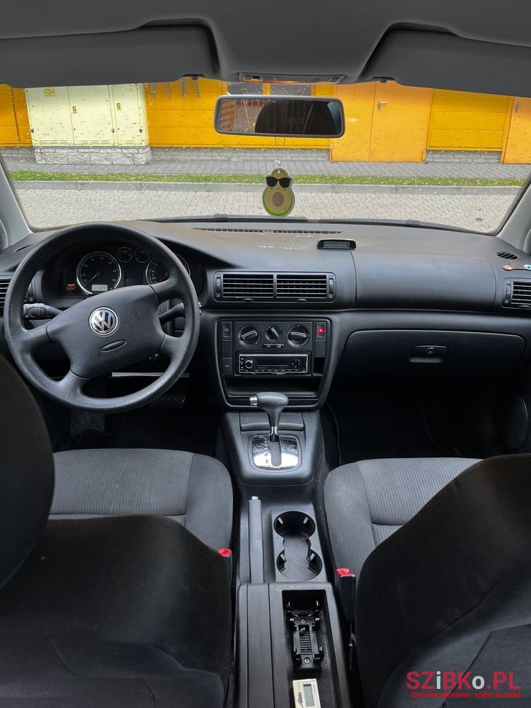 2002' Volkswagen Passat photo #4