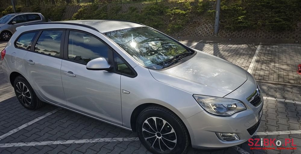 2012' Opel Astra photo #2