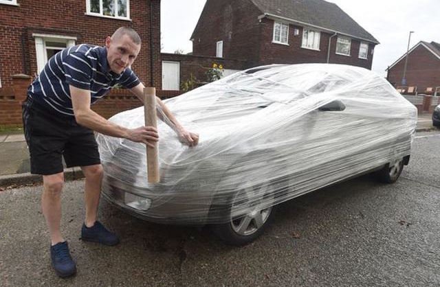 Guy Wraps Stranger's Car In Plastic For Parking Outside His House