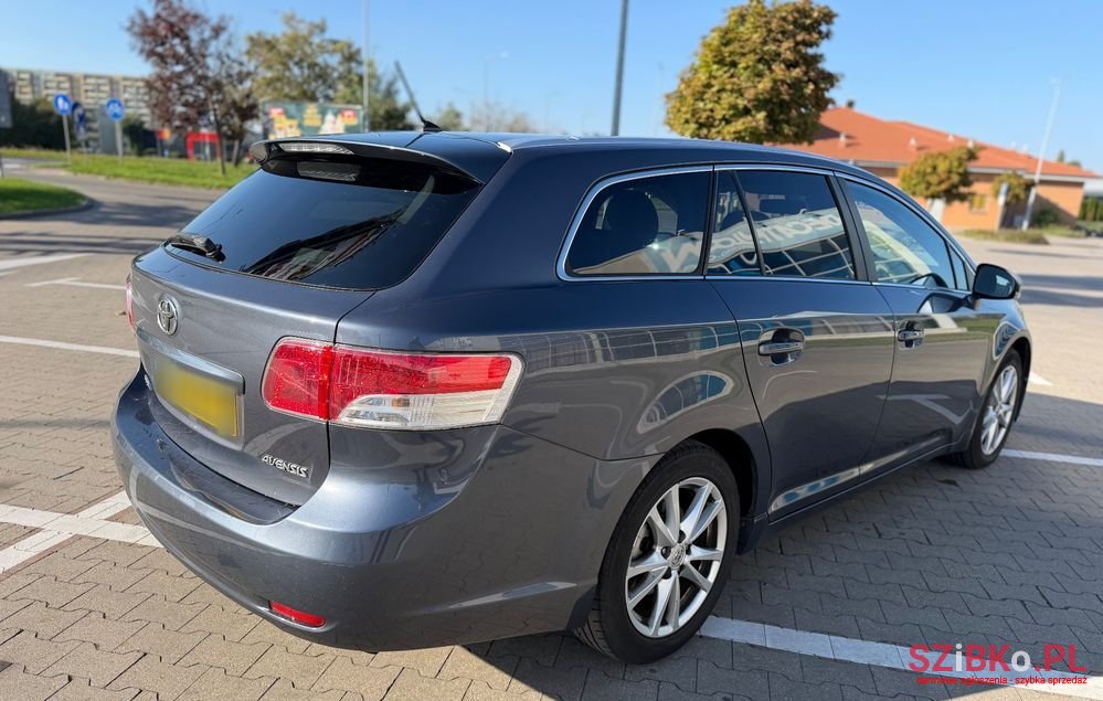 2011' Toyota Avensis photo #3