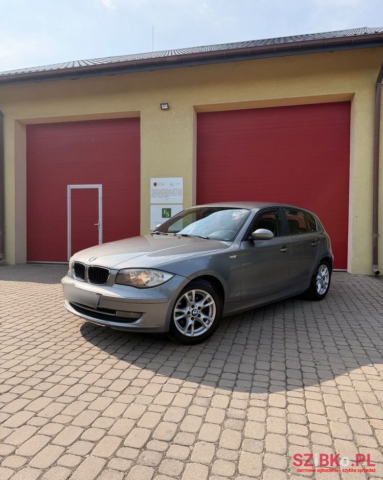 2009' BMW 1 Series 118I Edition Sport photo #3