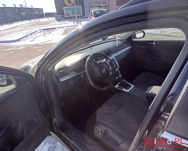 2010' Volkswagen Passat photo #4