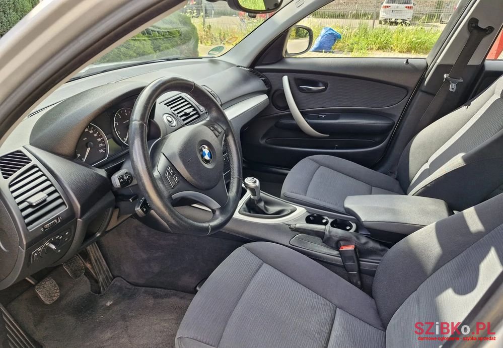 2011' BMW 1 Series 116I photo #3