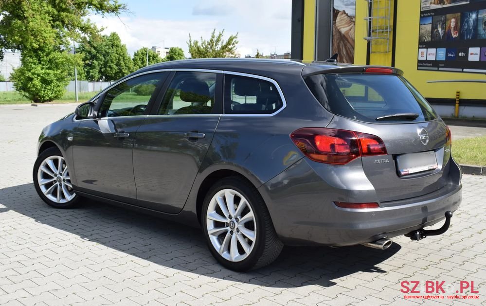 2011' Opel Astra 1.6 Turbo Cosmo photo #2