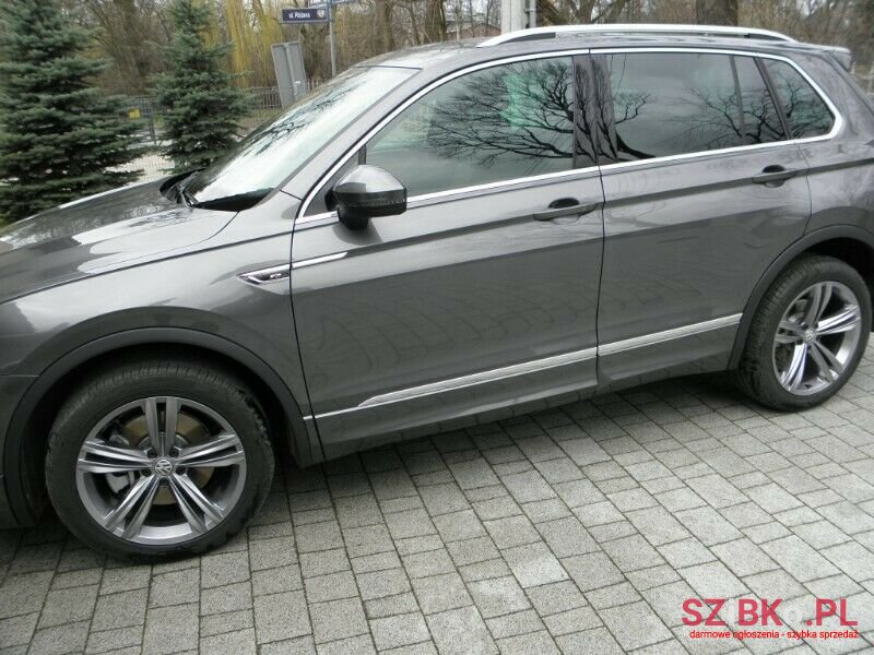 2020' Volkswagen Tiguan photo #1