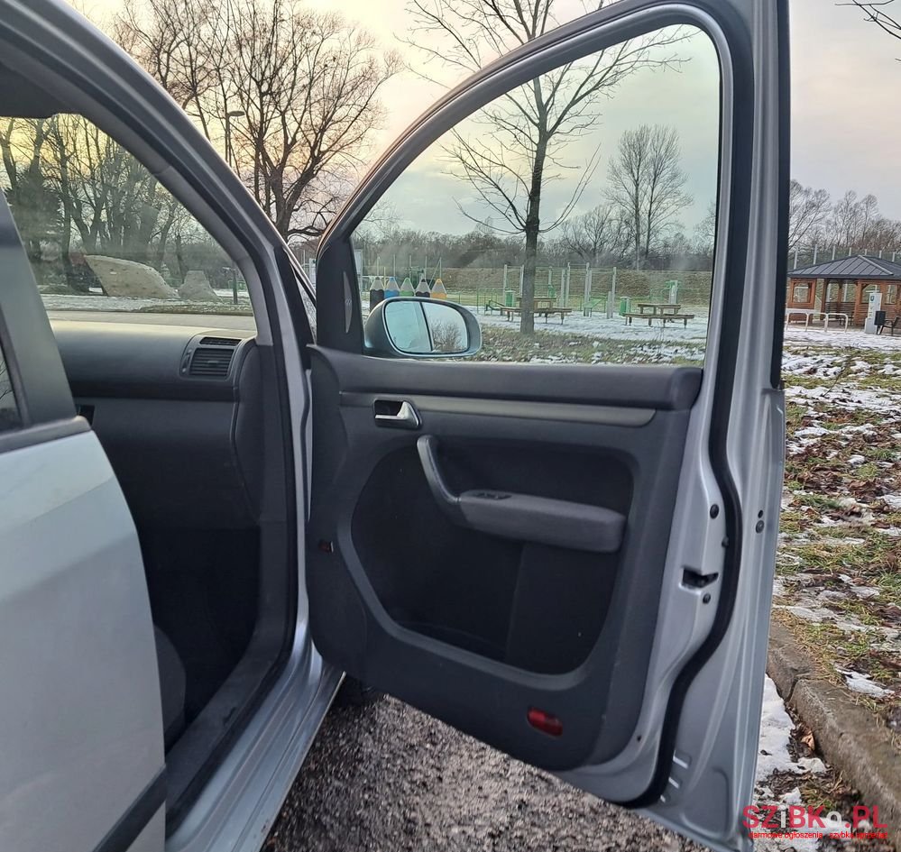 2007' Volkswagen Touran 1.9 Tdi Conceptline photo #2