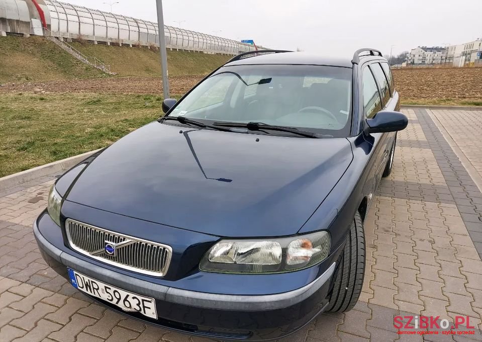 2002' Volvo V70 photo #2