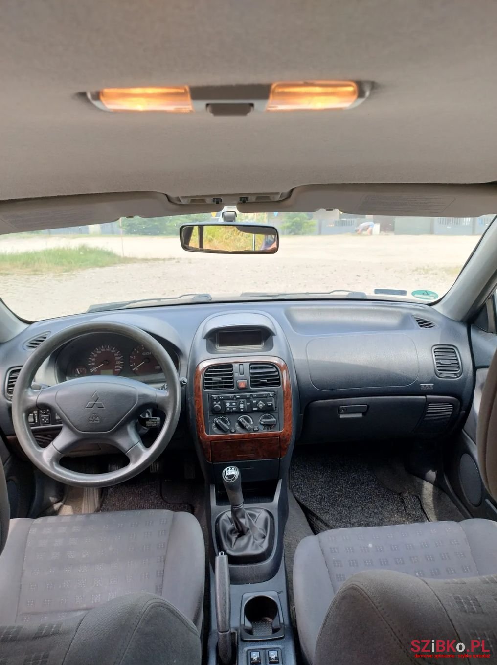 2001' Mitsubishi Carisma photo #3