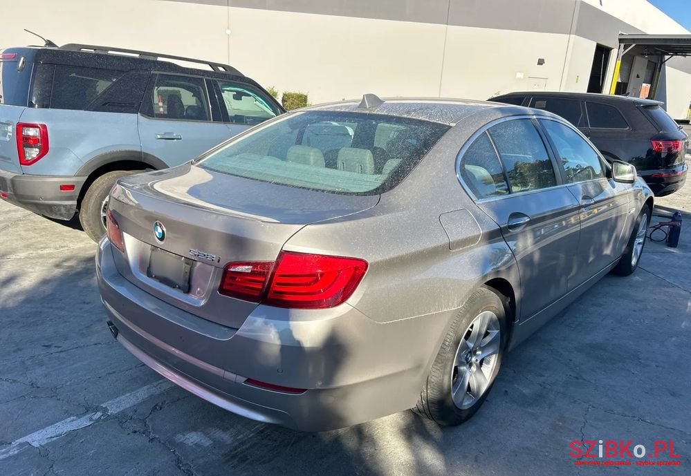 2011' BMW 5 Series photo #5