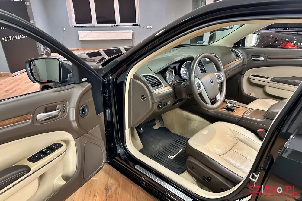 2011' Chrysler 300C photo #2