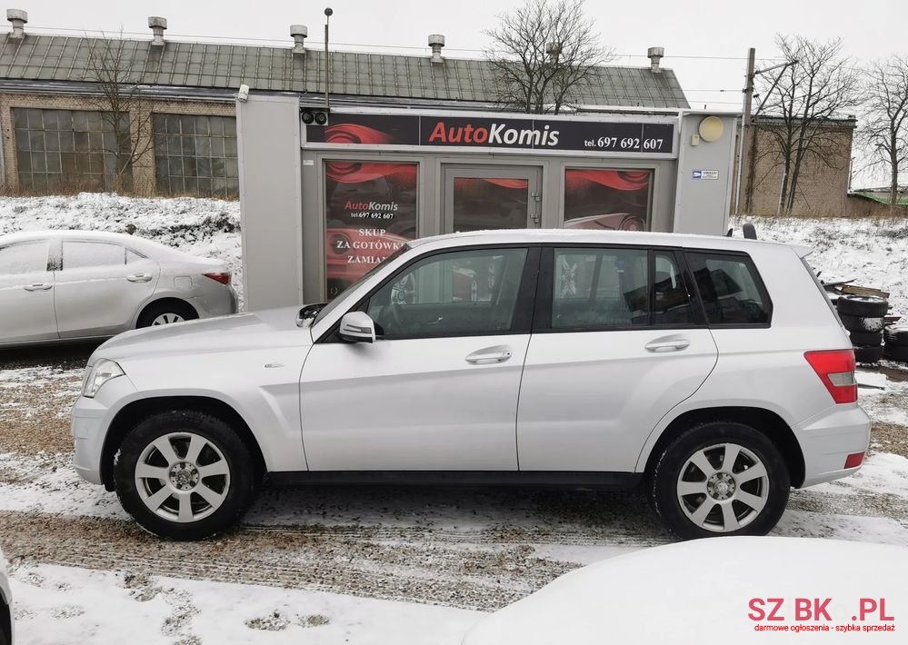 2011' Mercedes-Benz GLK photo #2