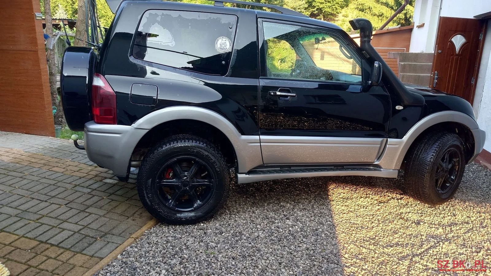 2004' Mitsubishi Pajero photo #1