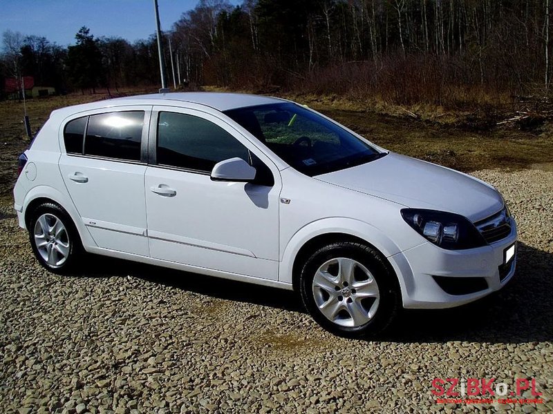 2011' Opel Astra photo #2