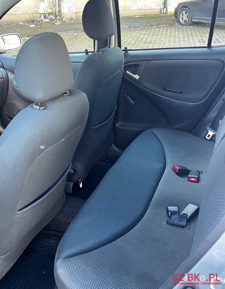 2004' Toyota Yaris 1.0 Luna Mm photo #4