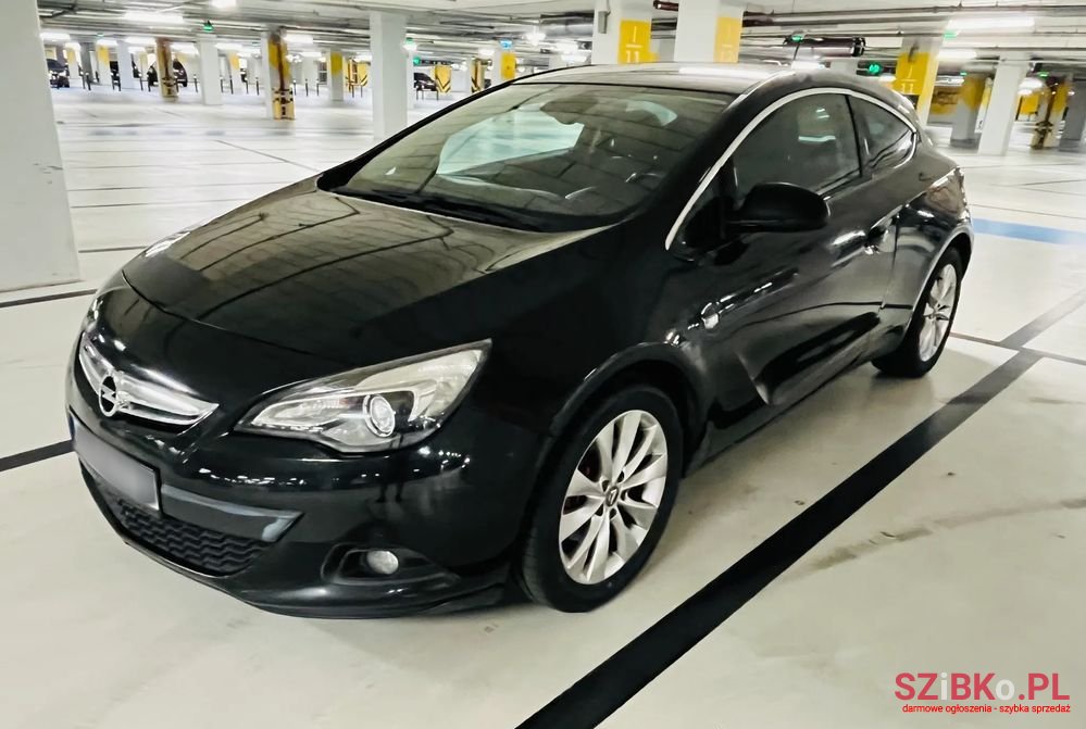 2011' Opel Astra photo #2