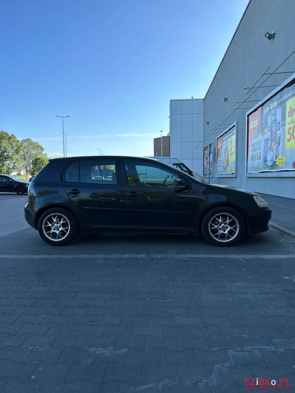 2004' Volkswagen Golf photo #4