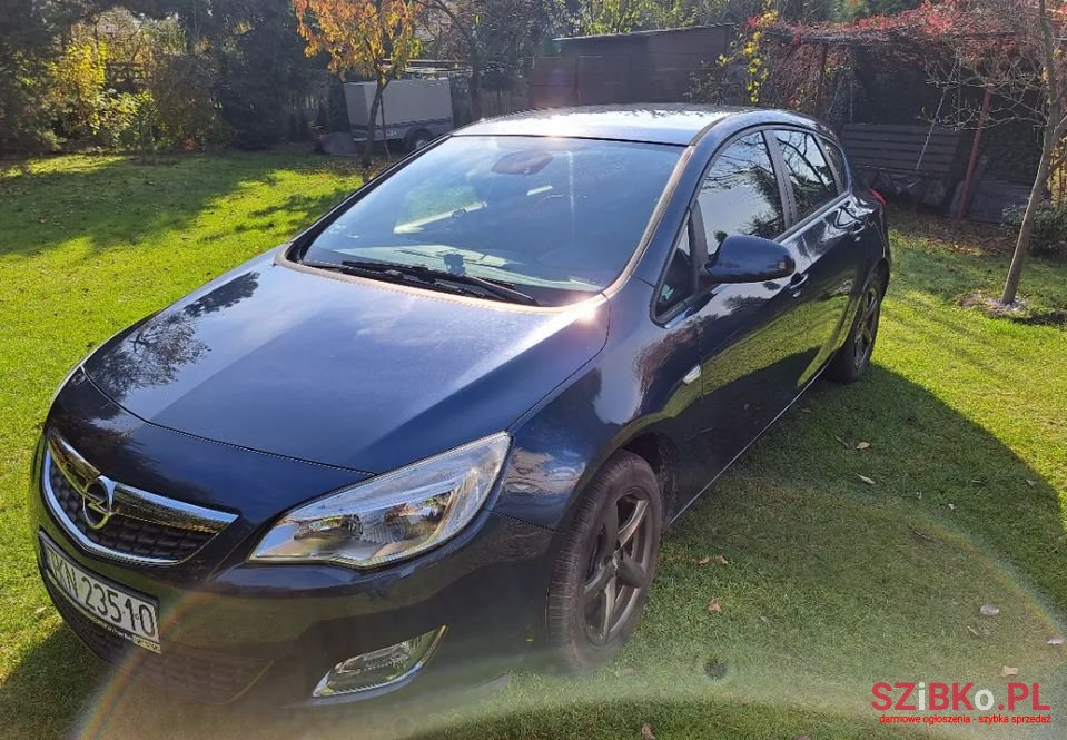 2010' Opel Astra photo #2