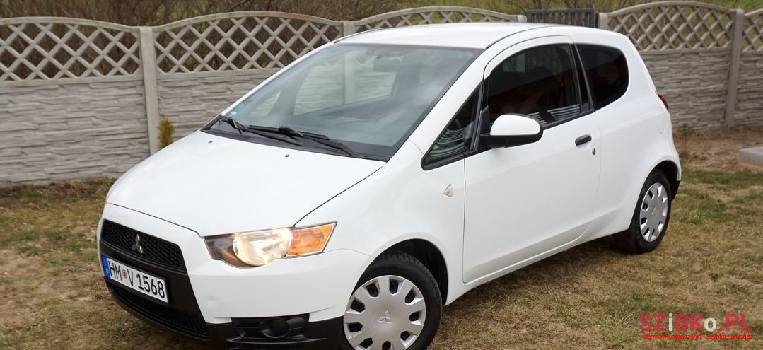 2009' Mitsubishi Colt photo #1