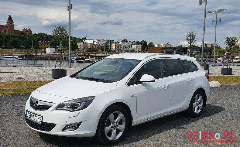 2011' Opel Astra photo #1