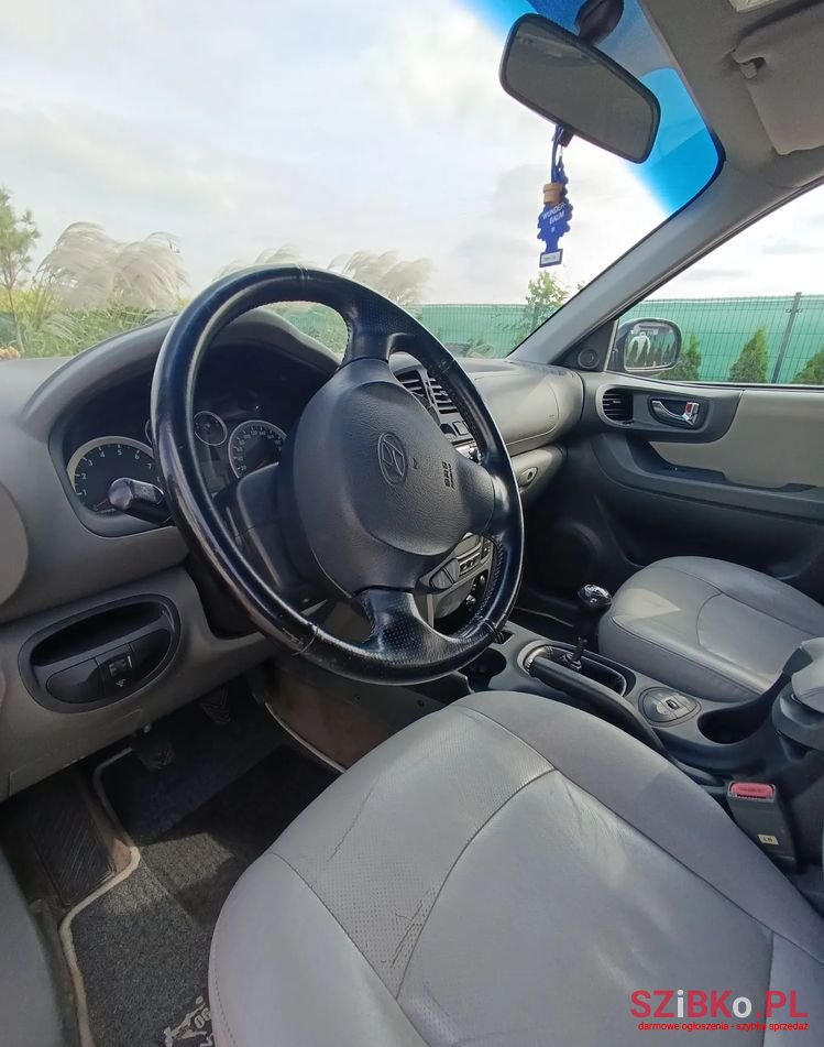 2005' Hyundai Santa Fe photo #2