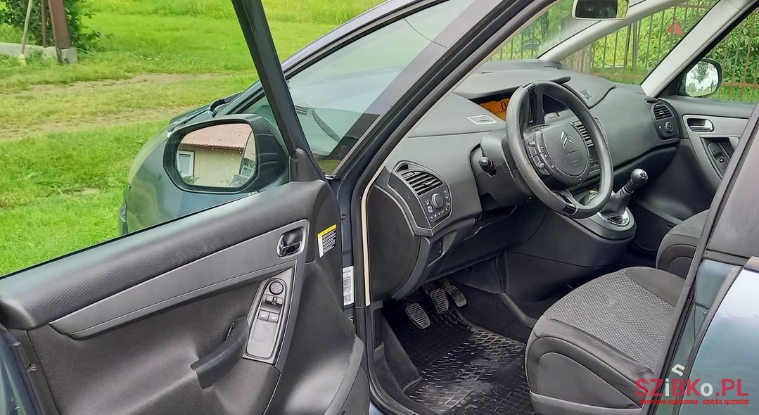 2011' Citroen C4 Picasso photo #5