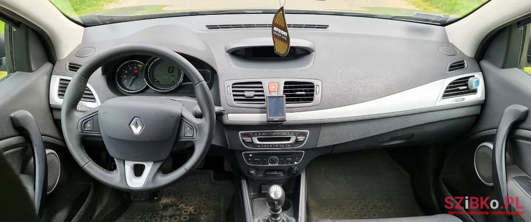 2011' Renault Megane photo #5