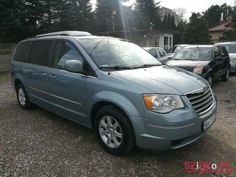 2010' Chrysler Town & Country photo #3