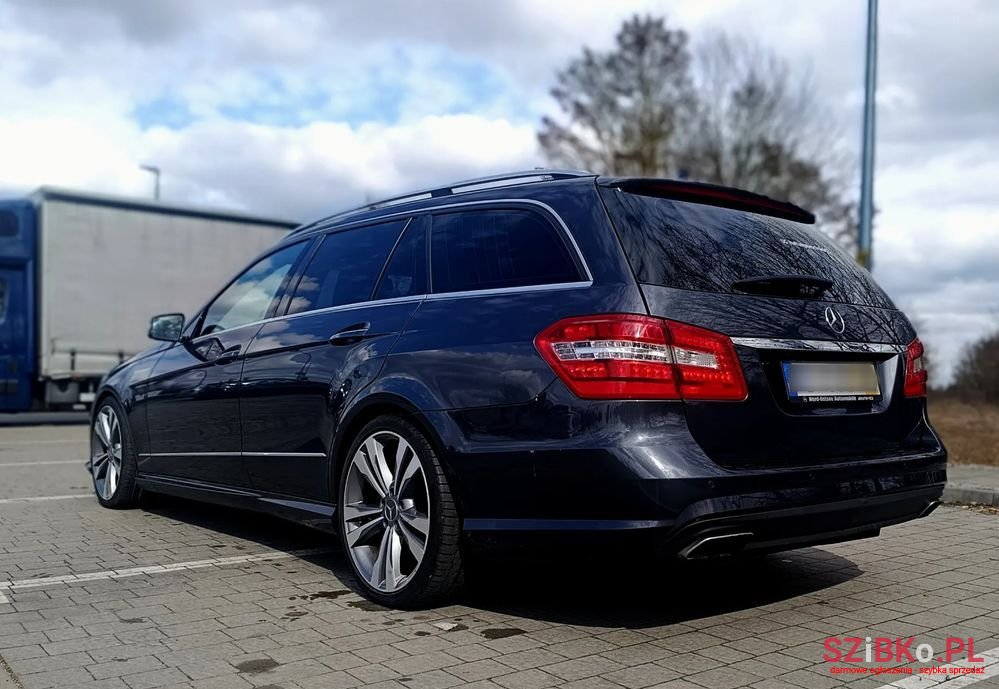 2011' Mercedes-Benz E-Class 500 7G-Tronic Avantgarde photo #3