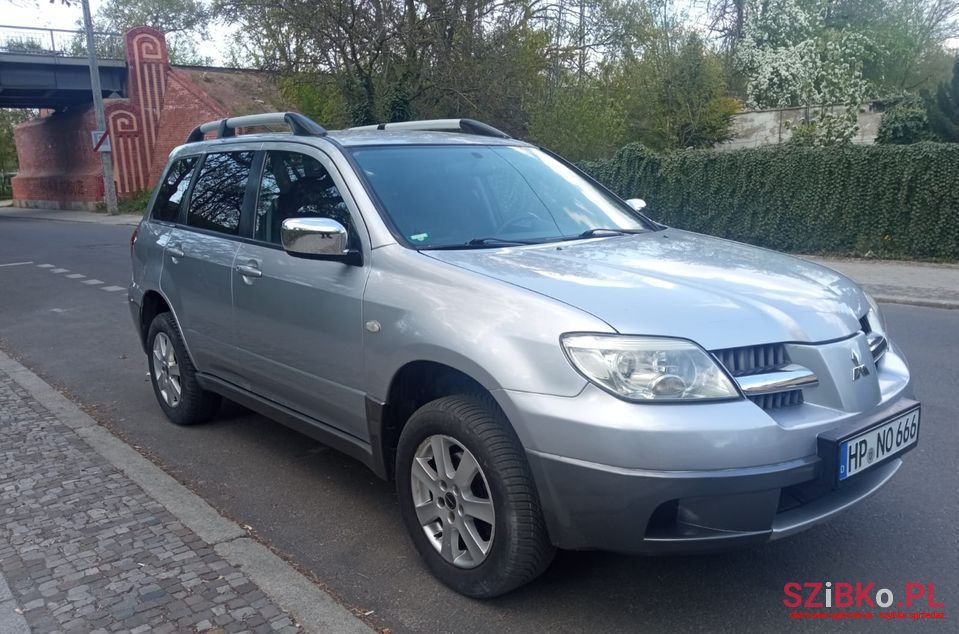 2006' Mitsubishi Outlander photo #2