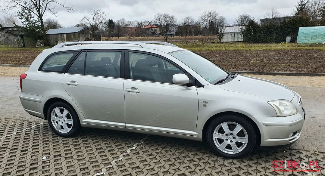 2004' Toyota Avensis photo #1