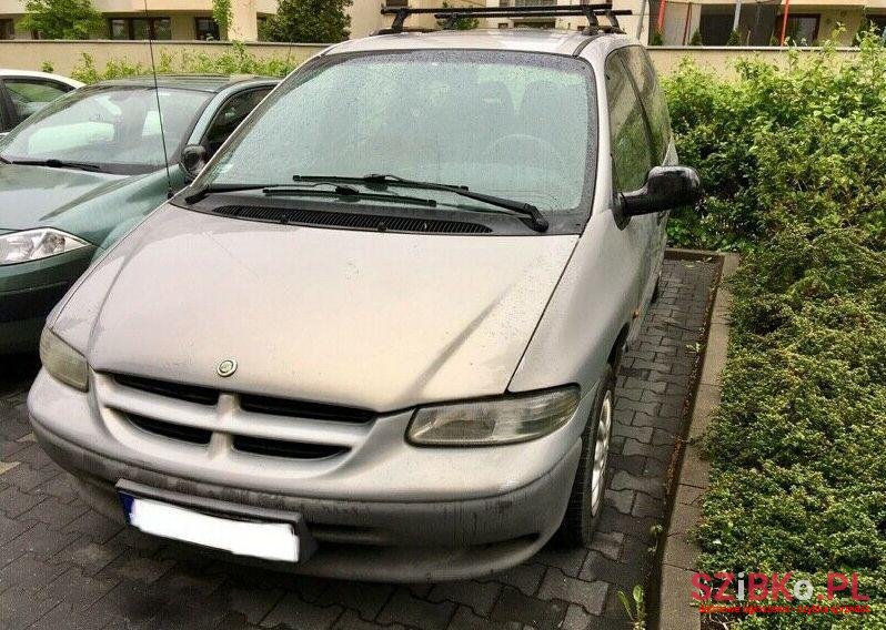 2000' Chrysler Voyager photo #1
