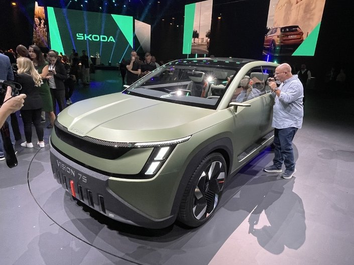 Skoda Vision 7S Concept Debuts With 7 Seats, Up To 373 Miles Of EV Range
