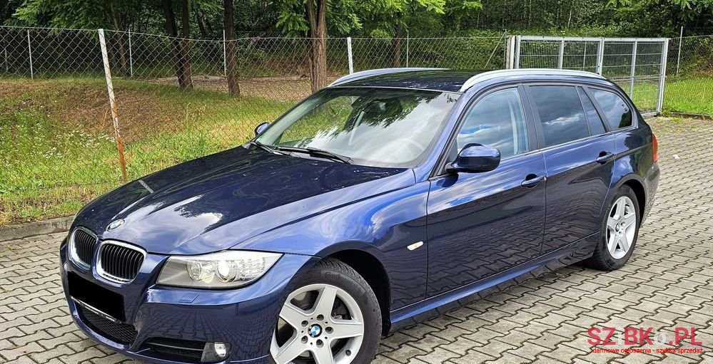 2011' BMW 3 Series 320D Luxury Line photo #3