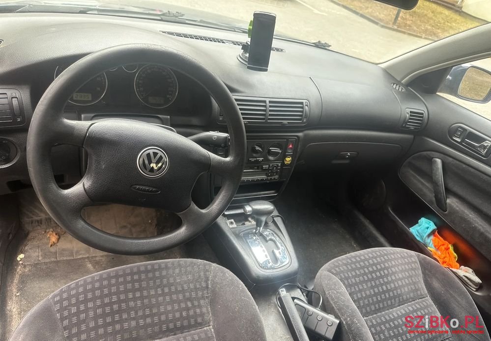 2001' Volkswagen Passat photo #6