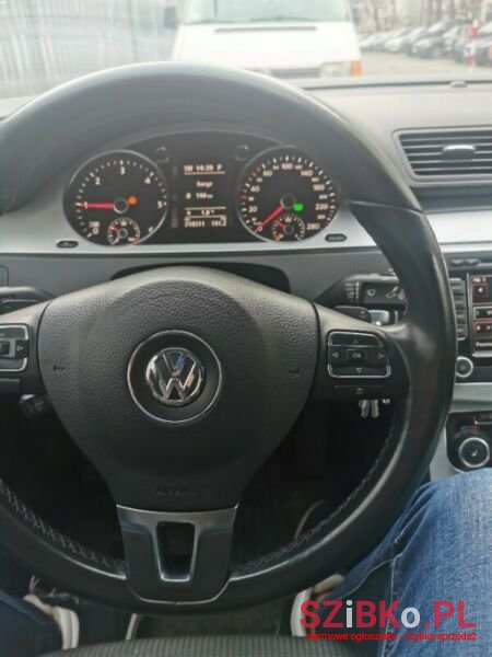 2009' Volkswagen Passat photo #2