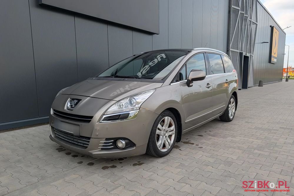 2011' Peugeot 5008 photo #1