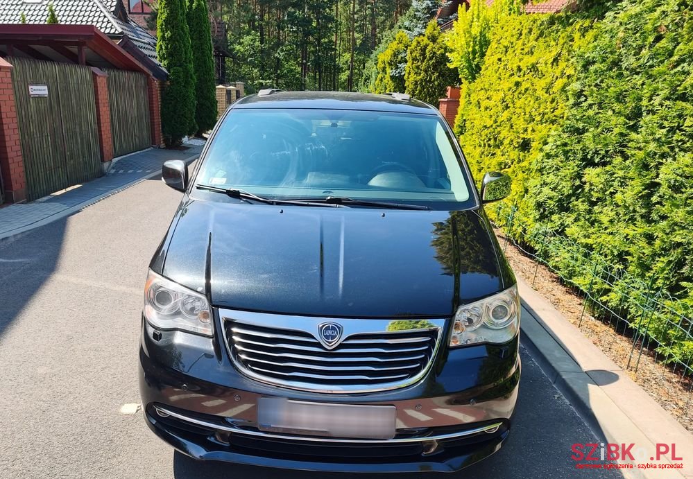 2013' Lancia Voyager 3.6 Platinum photo #4