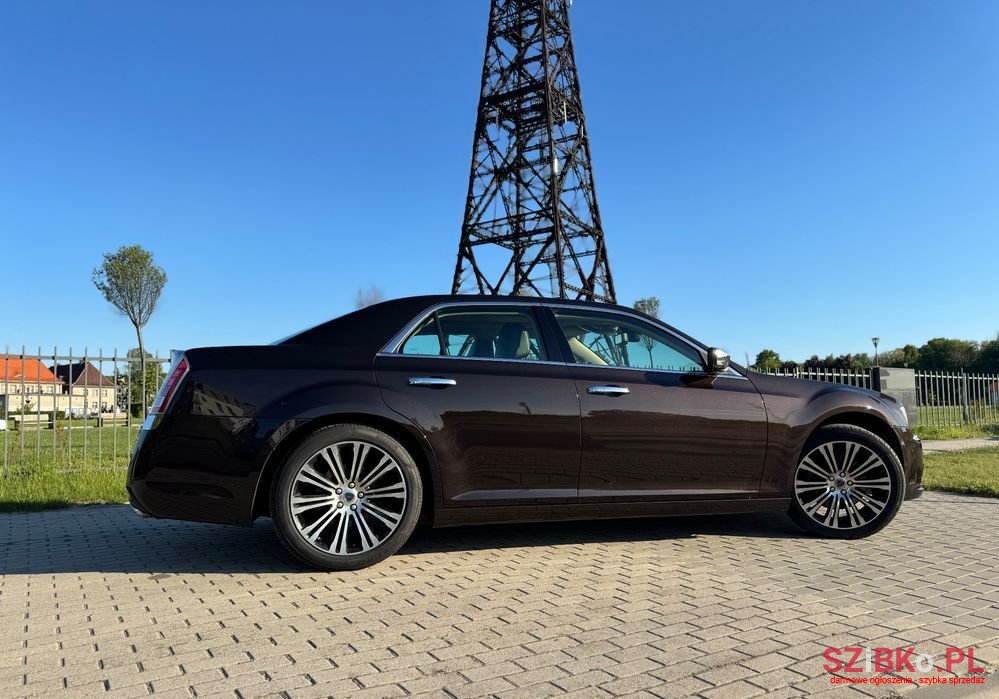 2011' Lancia Thema photo #4