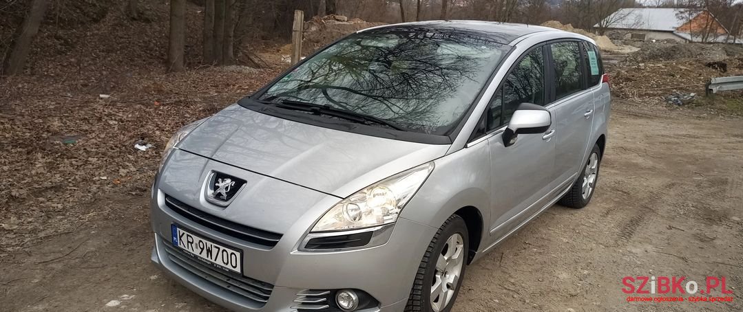 2011' Peugeot 5008 photo #1