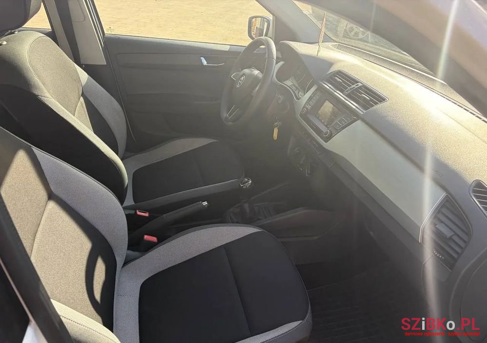 2015' Skoda Fabia 1.4 Tdi Ambition photo #6
