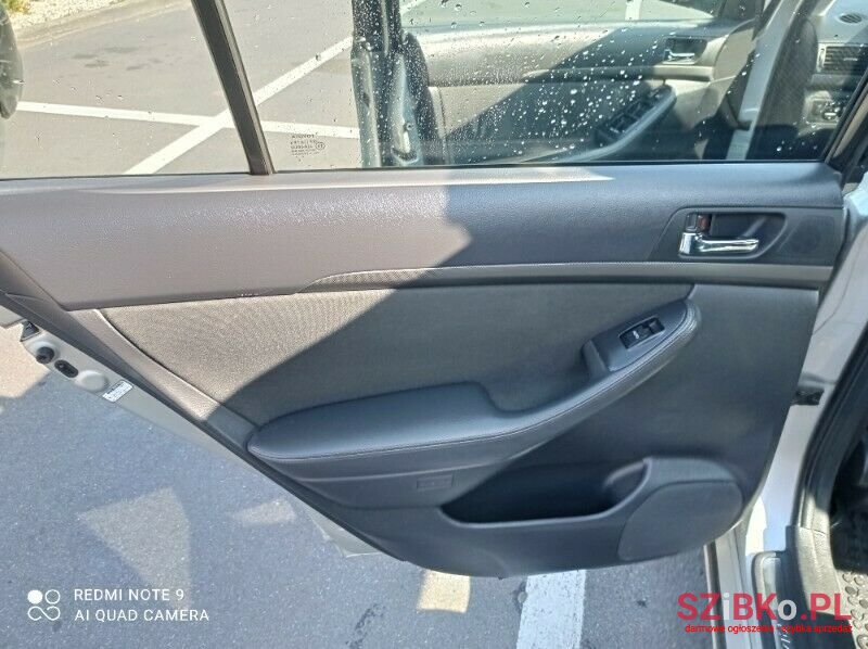 2005' Toyota Avensis photo #3