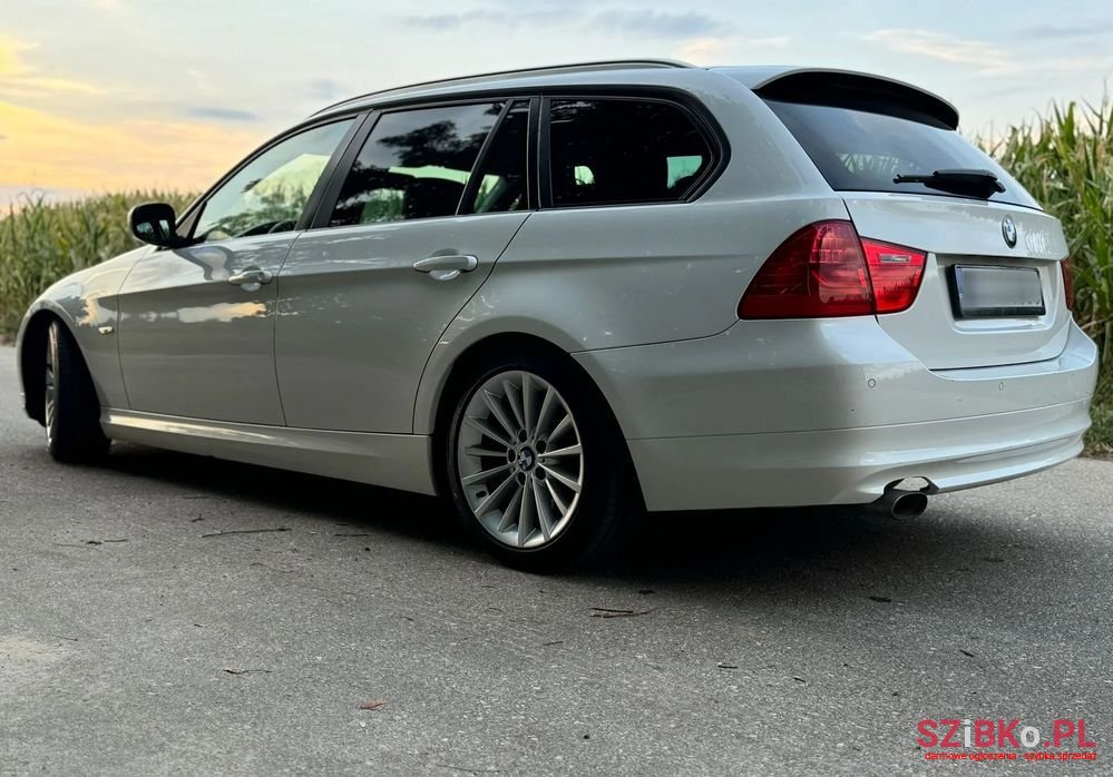2011' BMW 3 Series 320D Touring photo #3