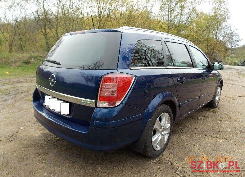 2010' Opel Astra photo #2