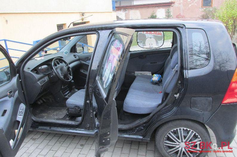 2003' Daihatsu YRV photo #2