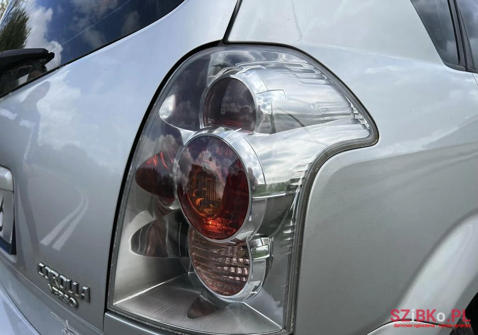 2004' Toyota Corolla Verso photo #3