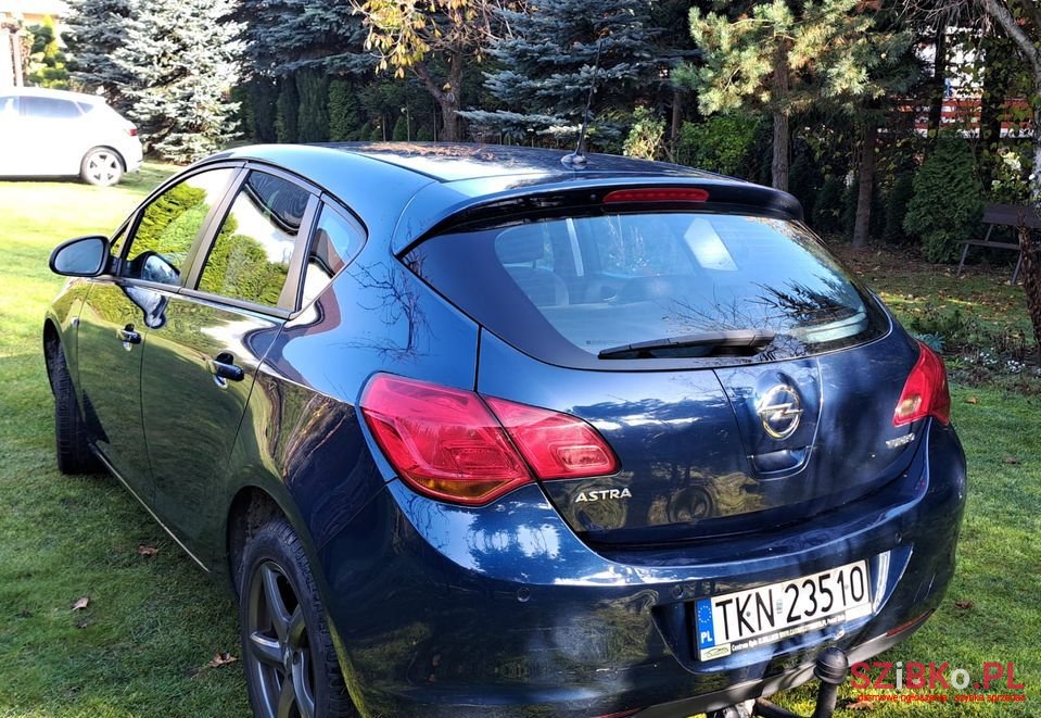 2010' Opel Astra photo #5